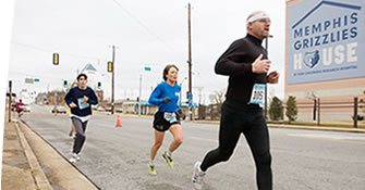 Marathon pic with Grizzlie House in background