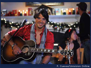 Luis Fonsi en su visita a Target House para 'Nuestra Navidad'