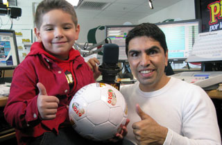 Paciente Joshua con anfitrión de la radio Piolín