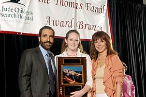 Marlo and Tony Thomas present Kathleen Brown with the 2005 Jerry Nicholson Award.