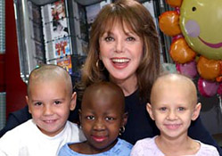 Marlo Thomas with patients