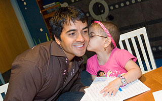 Luis Fonsi receives a kiss from St. Jude patient Kerelys during the 2008 Promesa seminar.