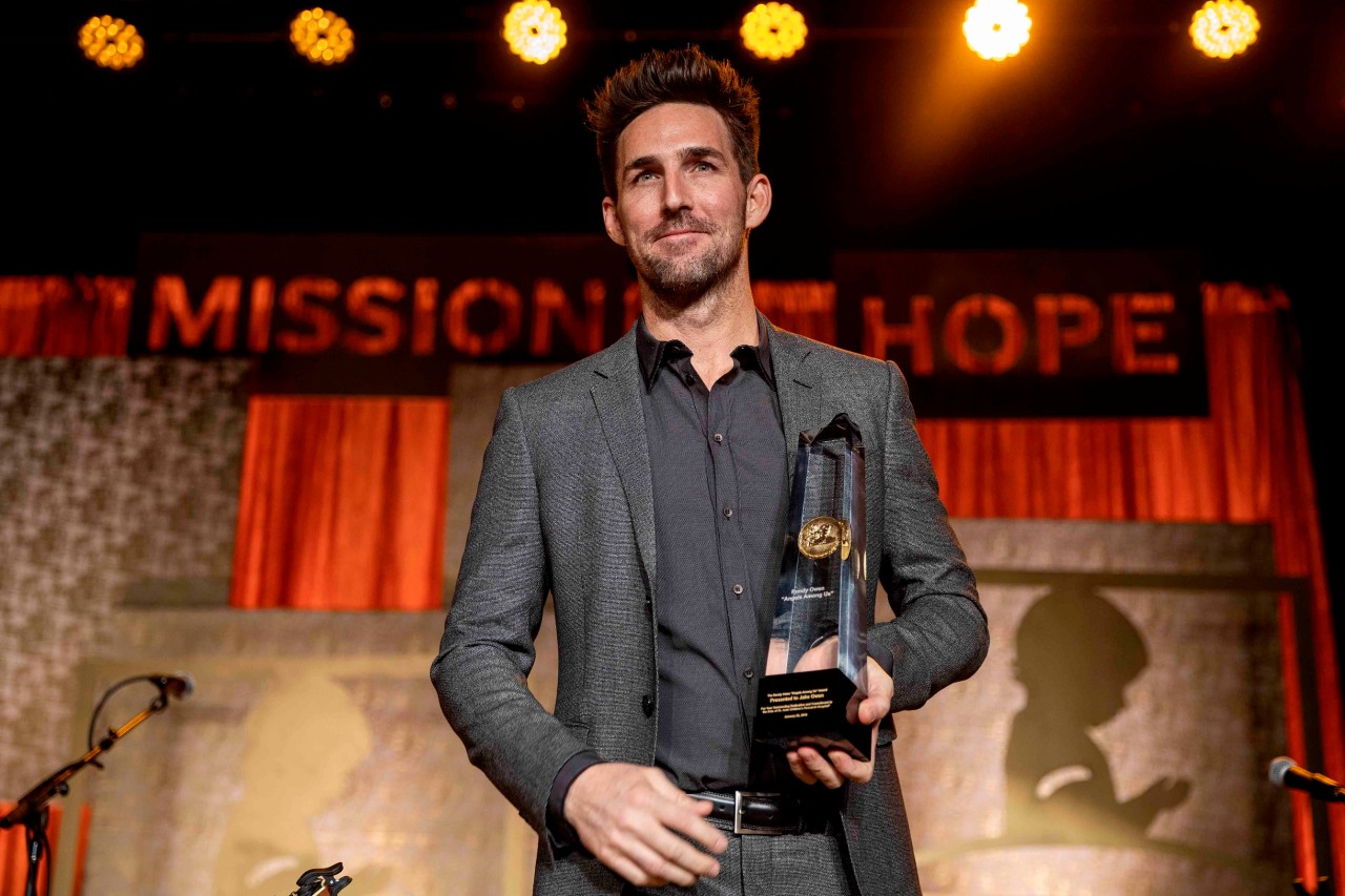 Jake Owen is presented with Angels Amoung Us Award
