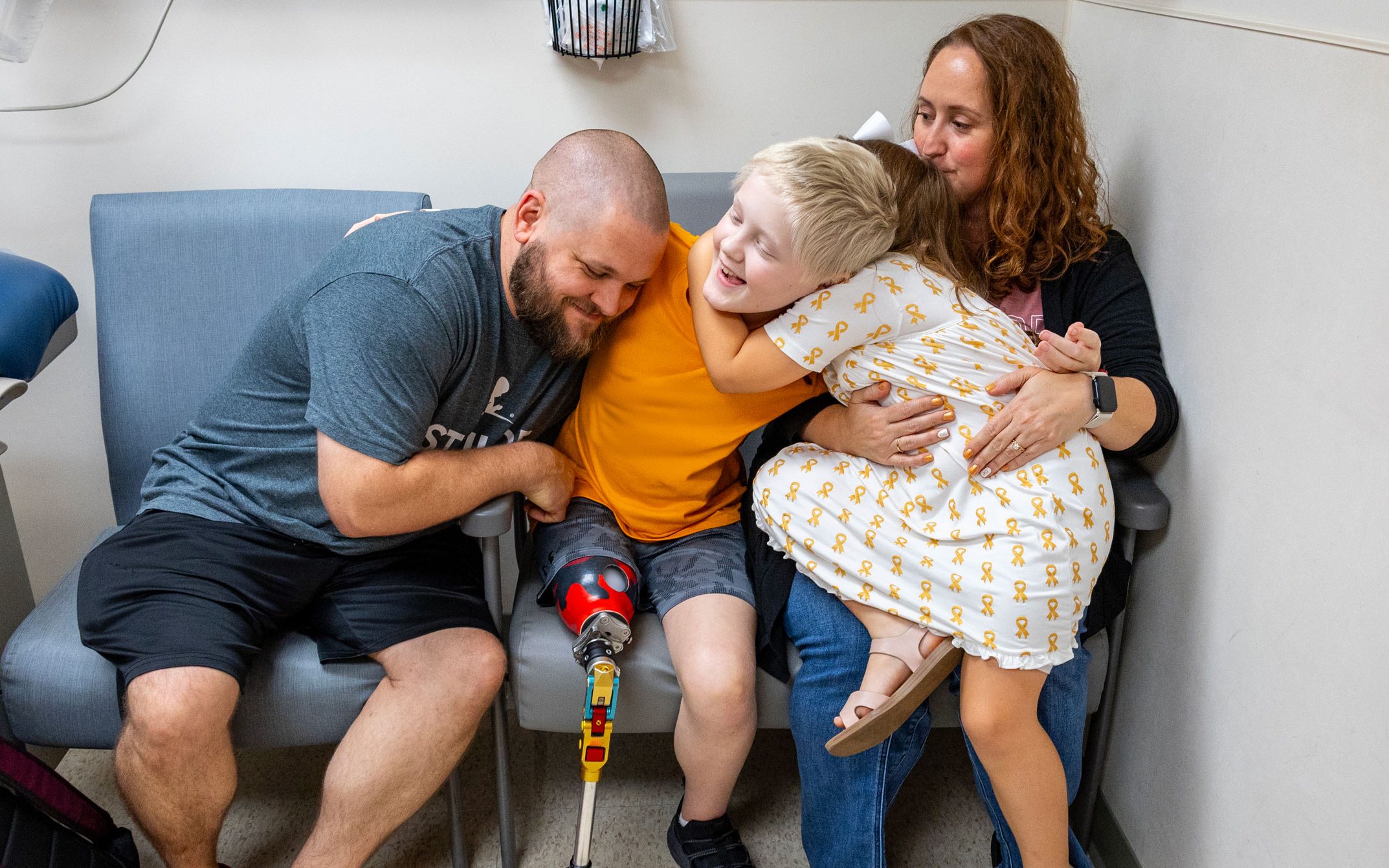St. Jude patient Hunter, diagnosed with osteosarcoma, pictured with his mom Kristen and family.