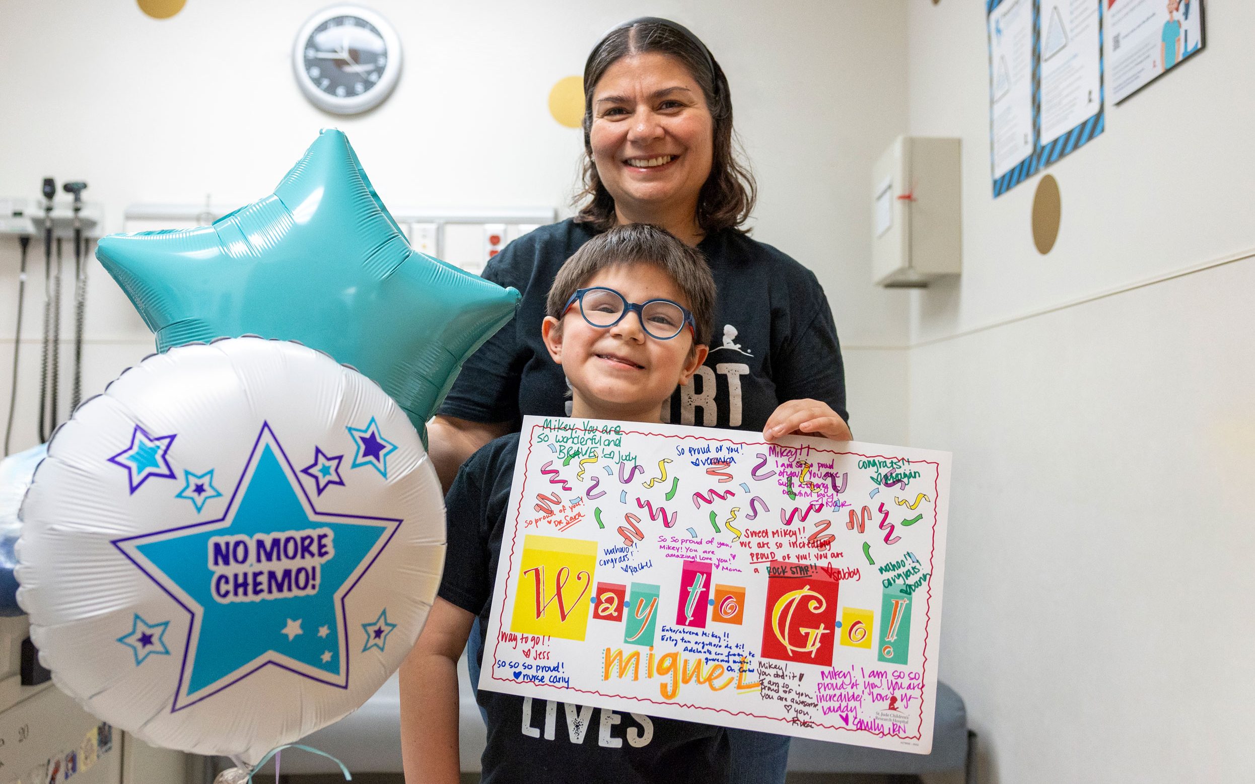 Miguel, paciente hispano de St. Jude, celebrando su último día de quimioterapia en el hospital.