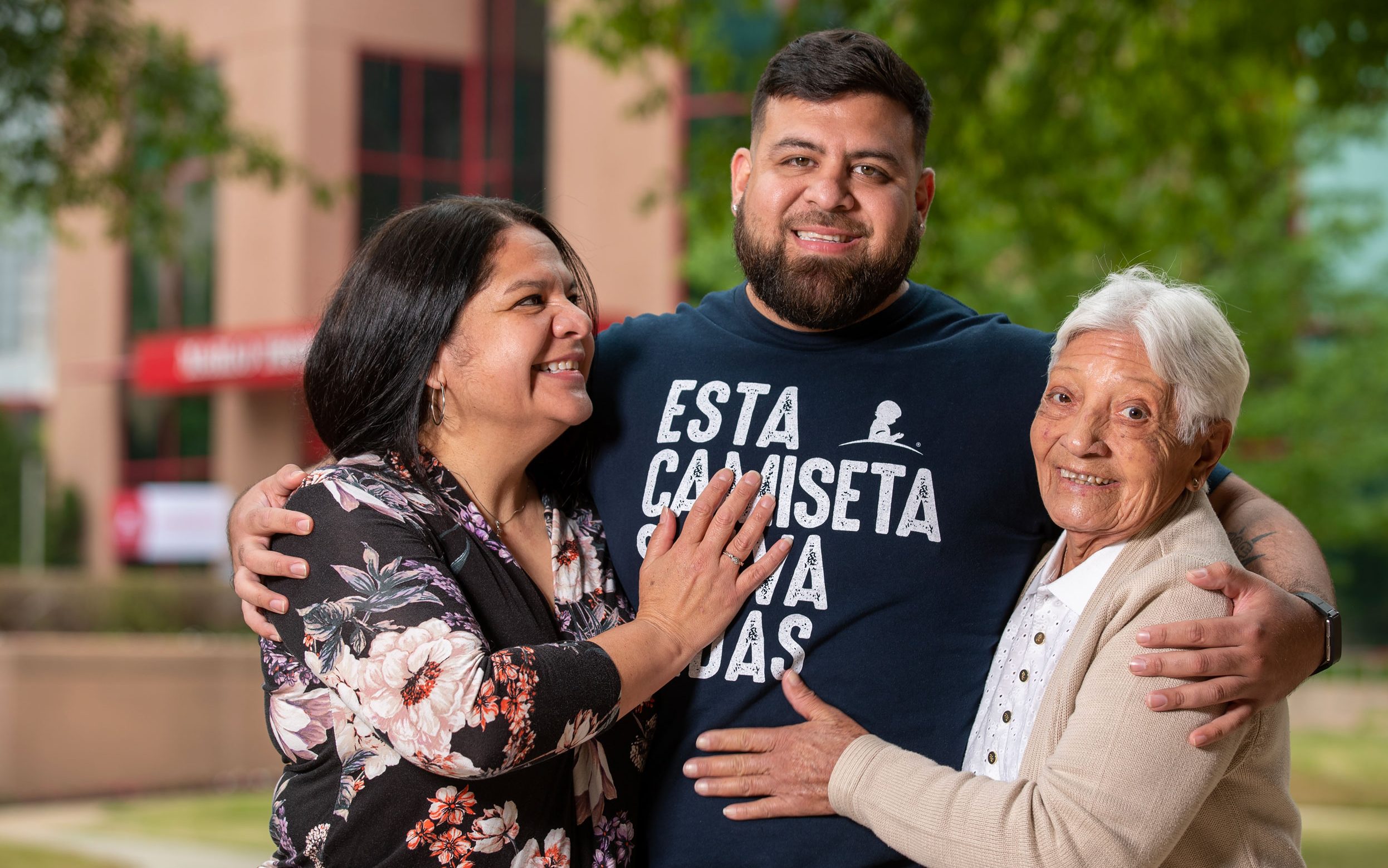 Carlos, paciente de St. Jude, con su familia.