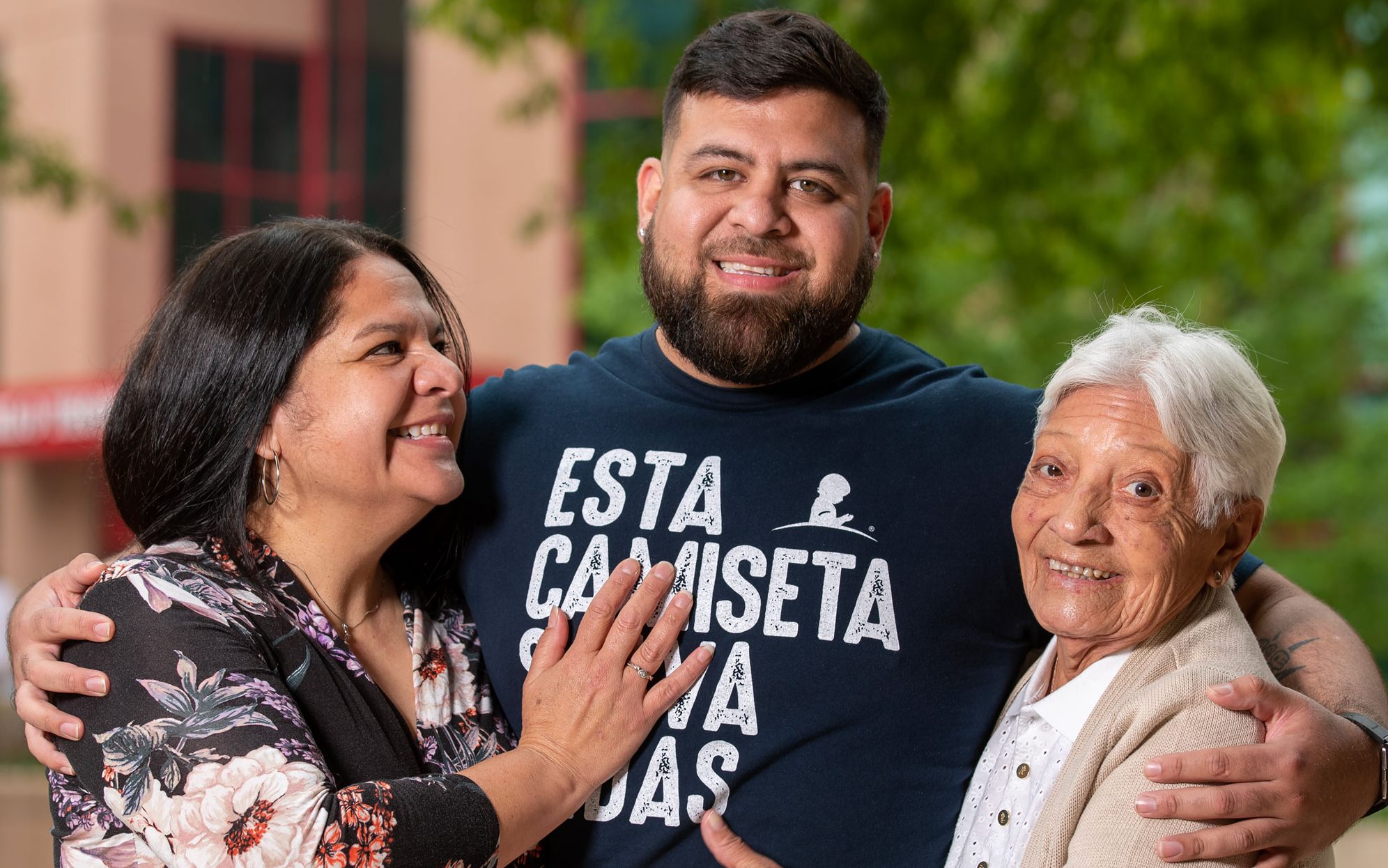 Carlos, paciente de St. Jude, con su familia.