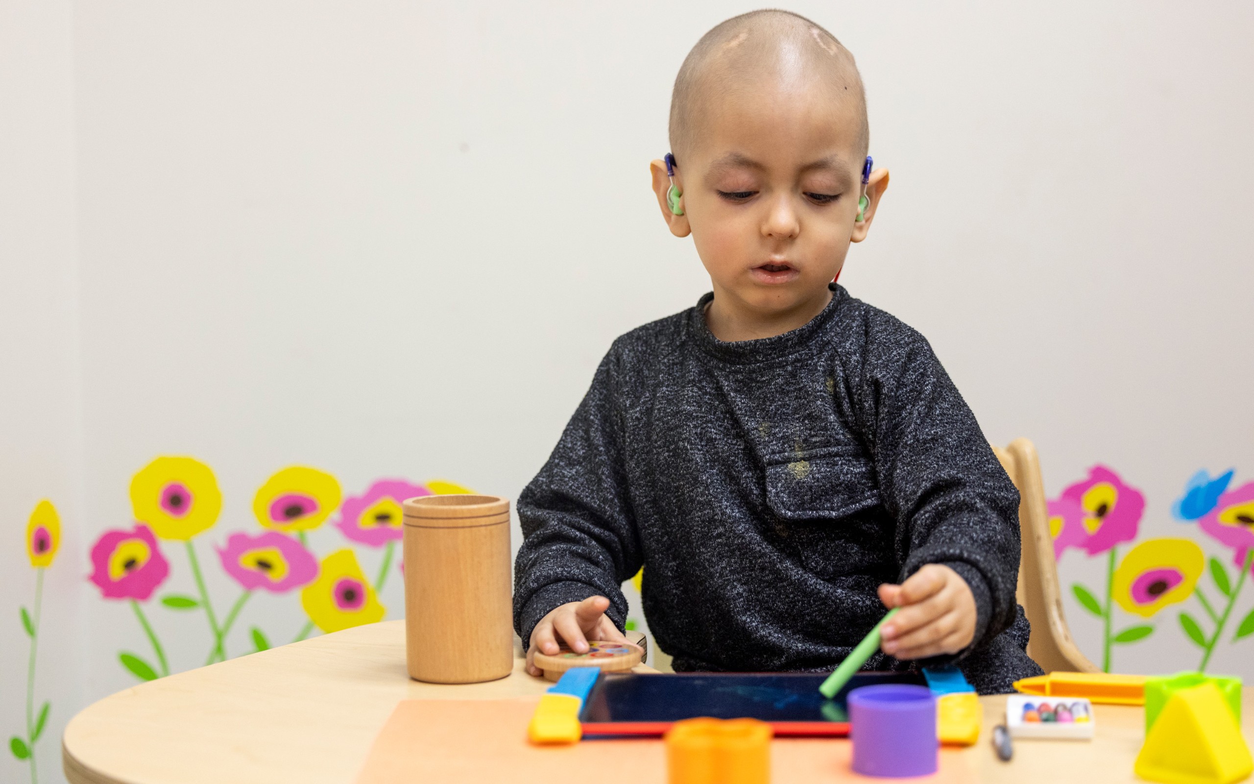  Emmanuel, paciente de St. Jude, jugando con una tableta.