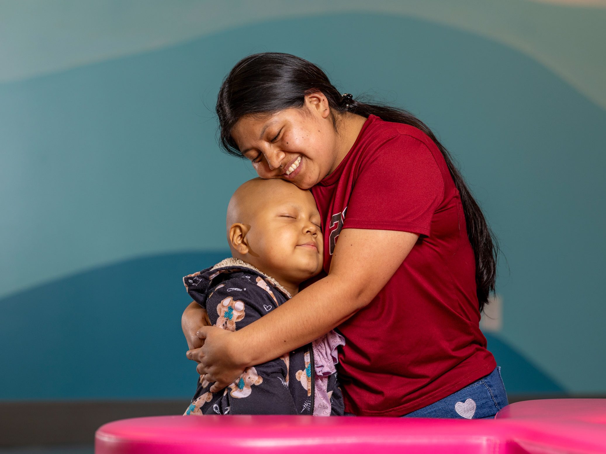Valentina, paciente de St. Jude, con su mamá.