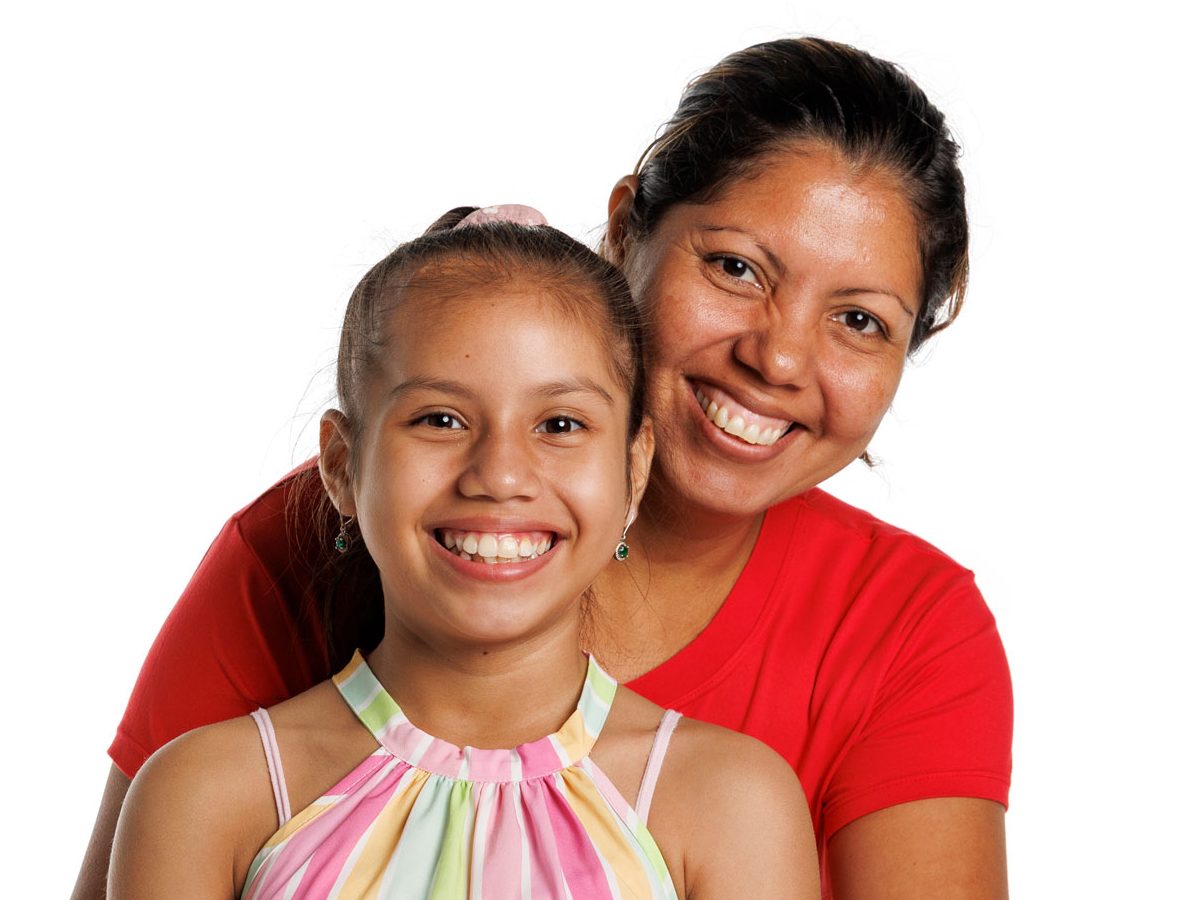 Mia, paciente de St. Jude de pie con su mamá.