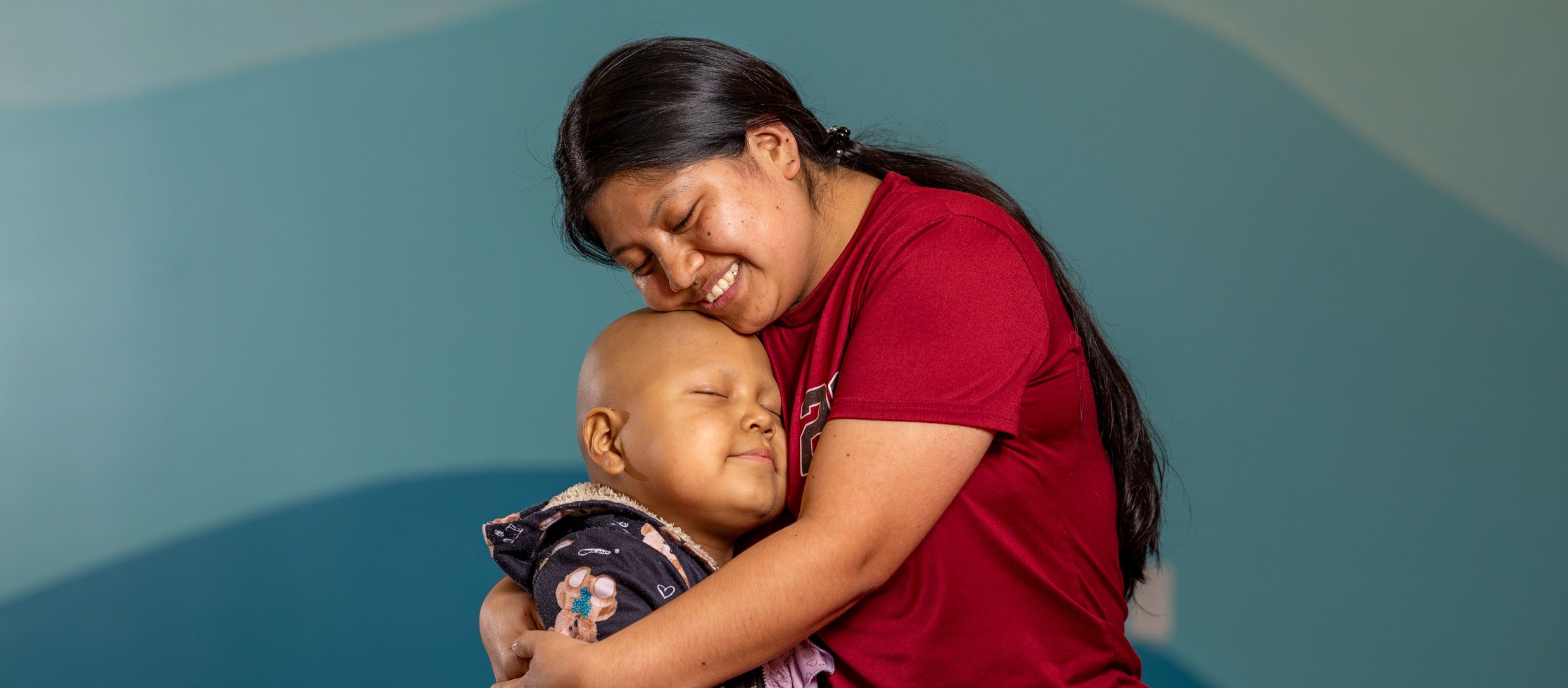 Valentina, paciente de St. Jude, con su mamá.
