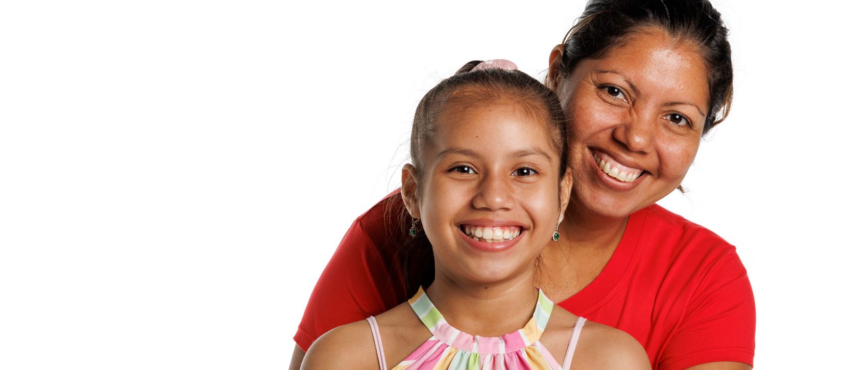 Mia, paciente de St. Jude de pie con su mamá.