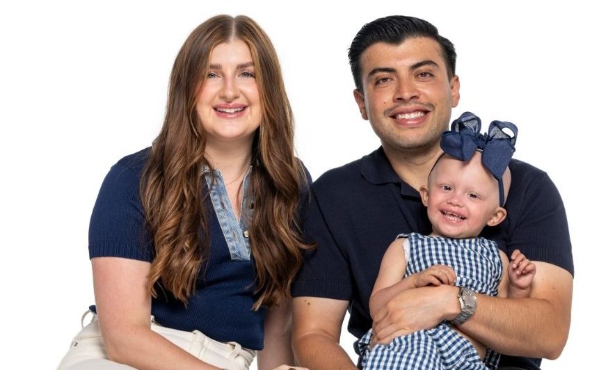 Valentina, paciente de St. Jude, con sus padres.