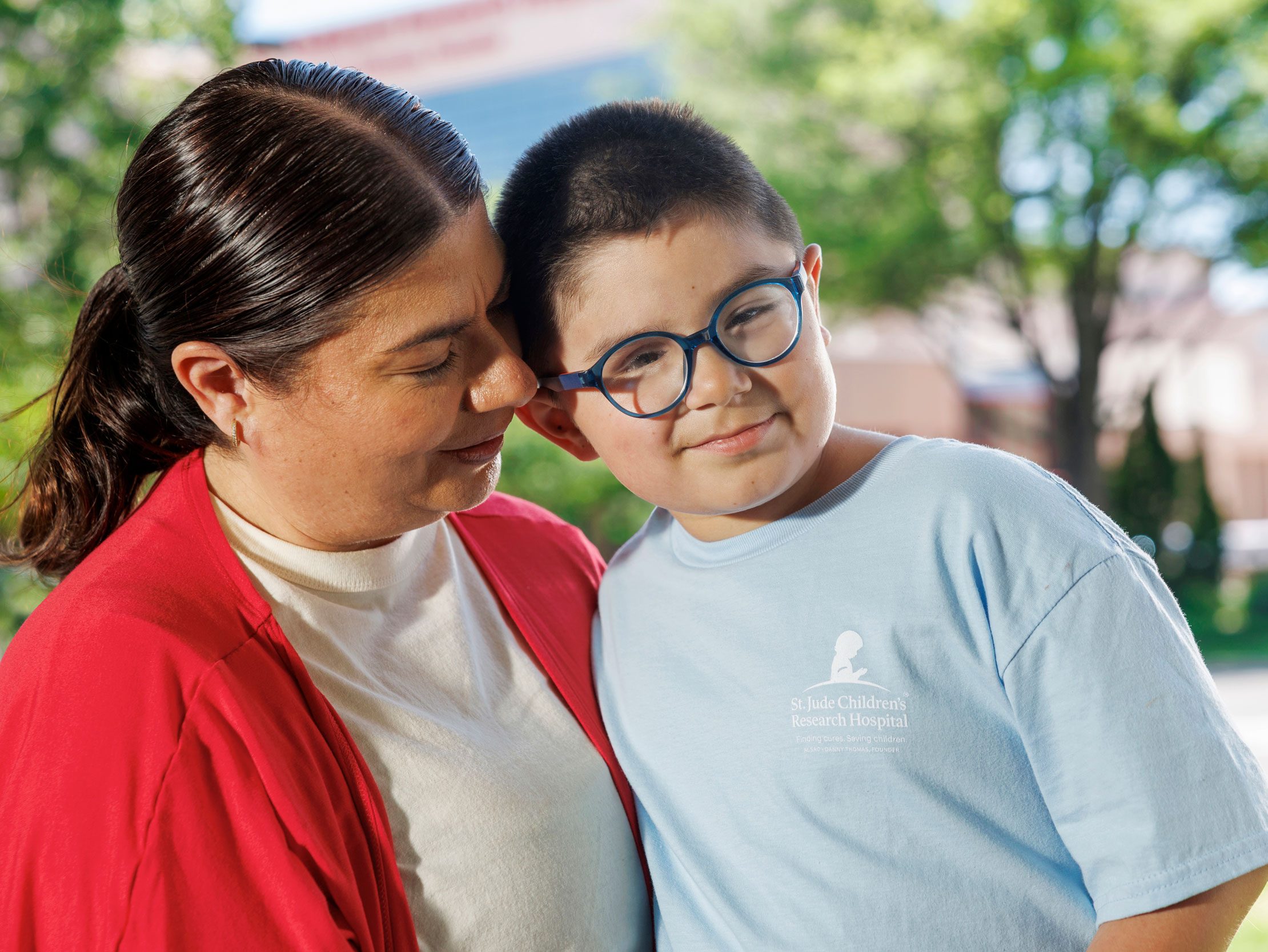 Miguel, paciente de St. Jude, con su mamá.