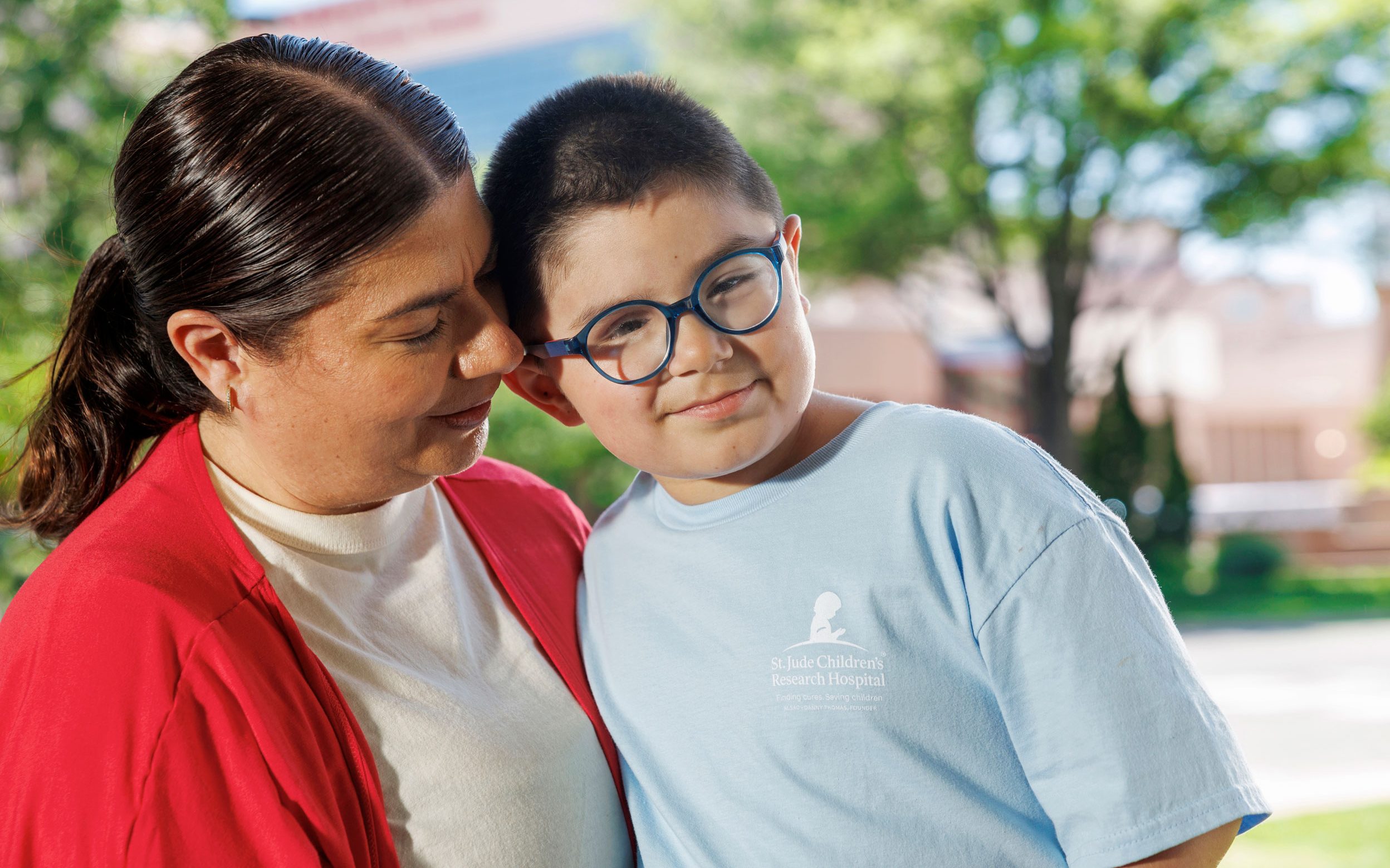Miguel, paciente de St. Jude, con su mamá.