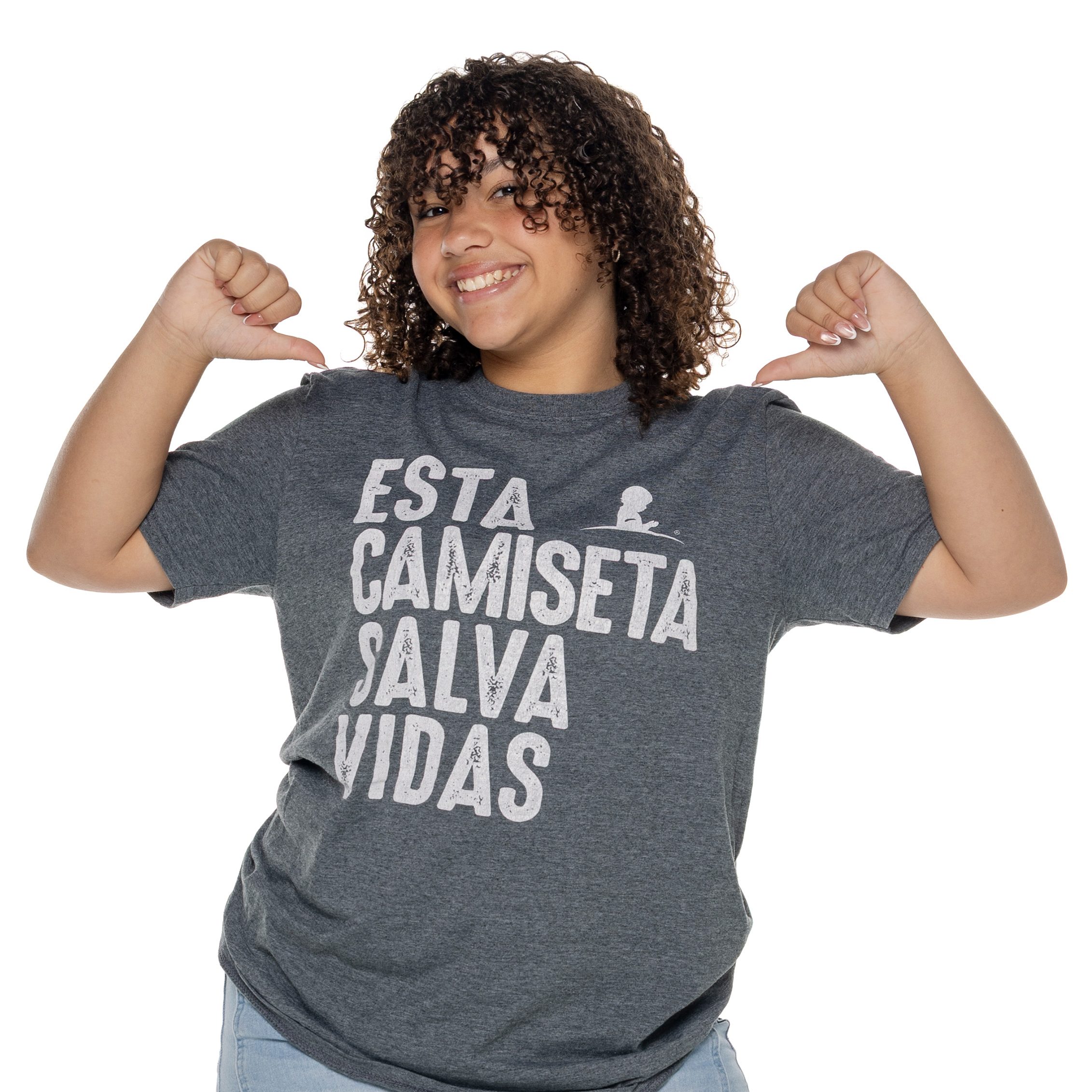 Yamila, paciente de St. Jude, con la camiseta "Esta camiseta salva vidas"