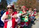 Onlookers dressed in Christmas garb play ukeleles for the runners.