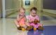 Paciente de St. Jude Lily junto a su hermana