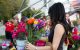 A Dream Chicago attendee makes a bouquet of flowers. 