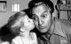 Danny Thomas recibe un beso en la mejilla de parte de una paciente.