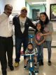 La familia de Arianna trae donas al equipo médico de Arianna como un acto de generosidad