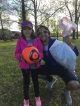 Alivia, la hermana de Arianna, recolecta basura y limpia el campo de golf de un amigo de la familia.