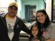 La familia de Arianna trae donas al médico de Arianna como un acto de generosidad