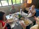 Hermanastras Natalie y Olivia comiendo con sus mamás