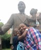 Cameron y su mamá delante de la estatua de Danny Thomas