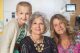 Jazzy, paciente de St. Jude con su mamá y abuelita.