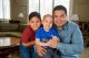 Santiago, paciente de St. Jude, con su hermano y papá