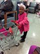 La pequeña NaNa con su carrito de compras
