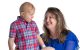 Chance, paciente de St. Jude, sonriendo con su madre.