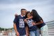 Yazleemar, apciente de St. Jude, posando frene al mar con su familia.