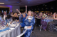 Invitados participan en la subasta de la Gala 