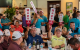 Invitados participando de una subasta en el Torneo de Golf “Fore the Kids” en Puerto Rico.