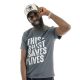 Tye Tribbett, artista de Music Gives luciendo su camiseta Esta Camiseta Salva Vidas para apoyar a St. Jude.