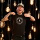 Bailey Zimmerman, artista de Music Gives luciendo su camiseta negra del programa para apoyar a St. Jude.