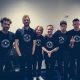 OneRepublic, artista de Music Gives luciendo su camiseta negra del programa para apoyar a St. Jude.