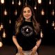 Carolina Ross, artista de Music Gives luciendo su camiseta negra del programa para apoyar a St. Jude.