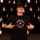 Imagen de Regulo Caro,  artista de Música y Esperanza luciendo su camiseta Music Gives para apoyar a St. Jude.