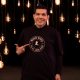 Imagen de Peter Manjarres,  artista de Música y Esperanza luciendo su camiseta Music Gives para apoyar a St. Jude.