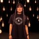 Imagen de Karen Lizarazo,  artista de Música y Esperanza luciendo su camiseta Music Gives para apoyar a St. Jude.