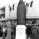 Danny Thomas se prepara para desvelar la estatua de San Judas Tadeo.
