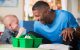 Michael Strahan, jugando con un paciente de St. Jude
