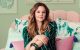 Foto de Drew Barrymore posando en su hogar.