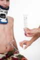 Una vez que penetre la fórmula, coloque _____ ml de agua en la jeringa para enjuagar el tubo de alimentación o el tubo adaptador.