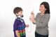 Una especialista de Child Life usando juegos médicos para mostrar cómo functiona el tubo de alimentación