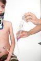 Si no se lo enjuaga correctamente, los medicamentos o los líquidos pueden tapar el tubo de alimentación de su hijo.