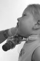 Algunos niños necesitan respiraciones adicionales mientras usted aspira el tubo traqueal.